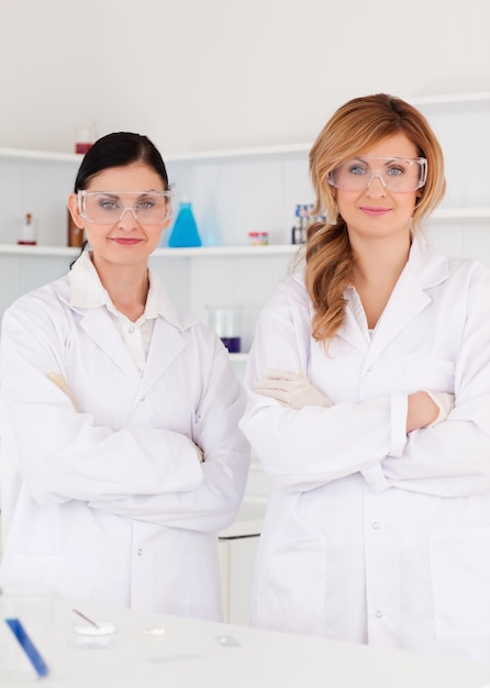 Deux femmes scientifiques en regardant la caméra