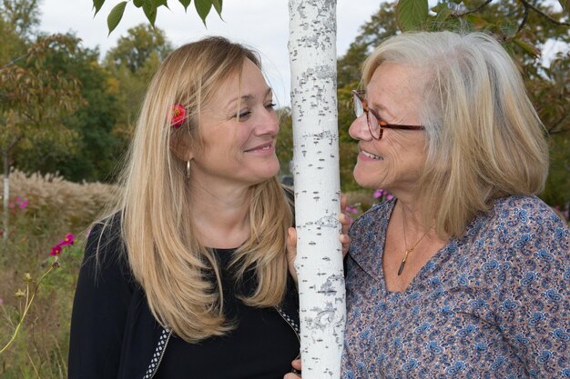 Deux femmes se regardant mère et fille