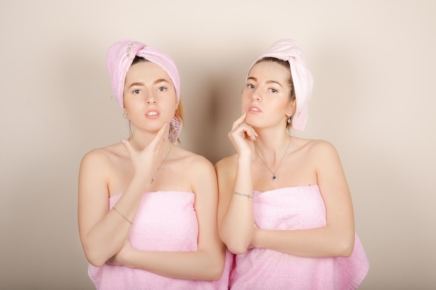 Deux femmes avec une serviette sur la tête