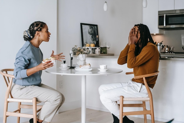 Photo deux femmes sont assises à une table et se parlent.