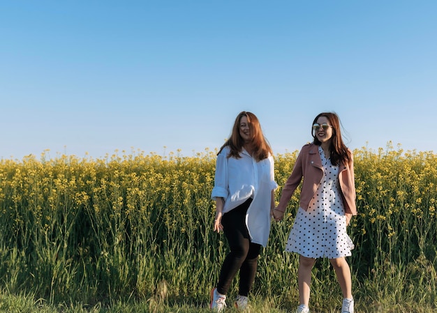 deux femmes sur le terrain