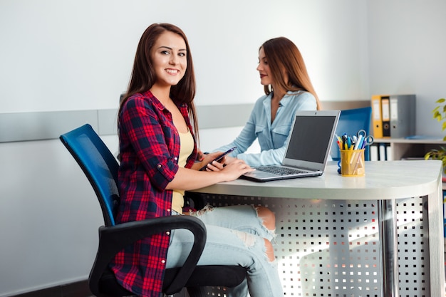 Deux femmes travaillant au bureau.