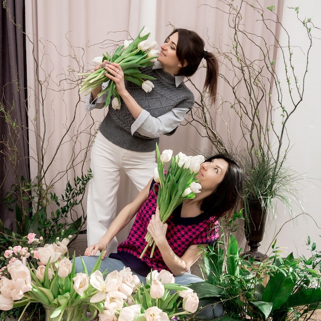 Deux femmes avec des tulipes de fleurs de printemps