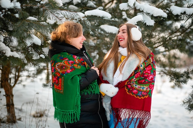 Deux femmes ukrainiennes avec des foulards traditionnels aux couleurs vives Bientôt l'Ukraine gagnera la guerre