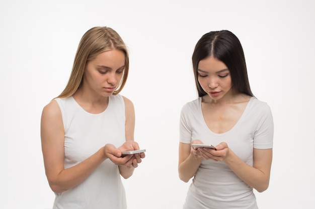 Deux femmes utilisant leurs smartphones