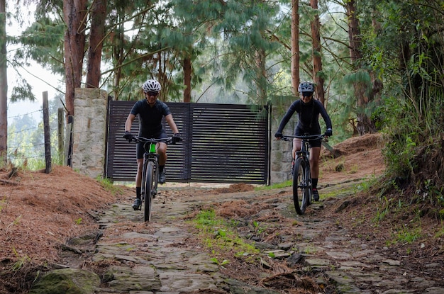 Deux femmes à vélo sur un sentier de montagne