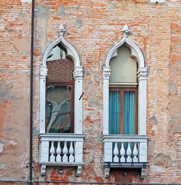 Deux fenêtres antiques à Venise Italie