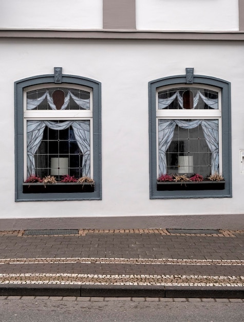 Deux fenêtres en verre avant vintage d'une vieille maison