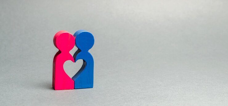 Photo deux figures en bois reliées au cœur le concept d'amour et de romance