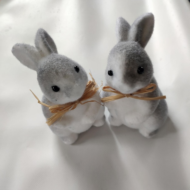 Photo deux figurines de lièvres sur un fond blanc