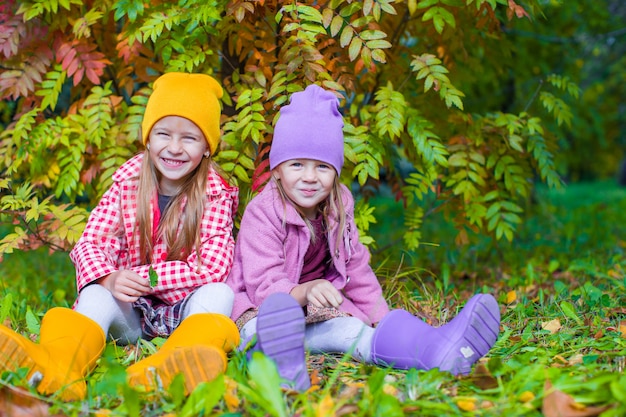 Deux filles adorables en forêt au chaud jour d'automne ensoleillé