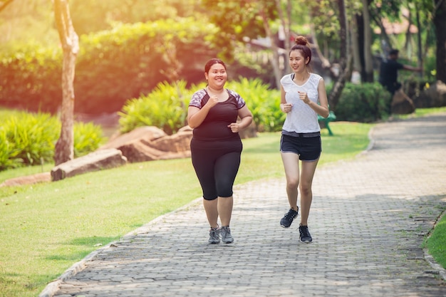 Deux Filles Asiatiques Gros Et Mince Ami Courir Jogging Dans Le Parc