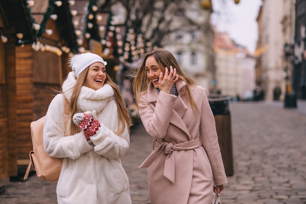 Deux filles au marché de Noël