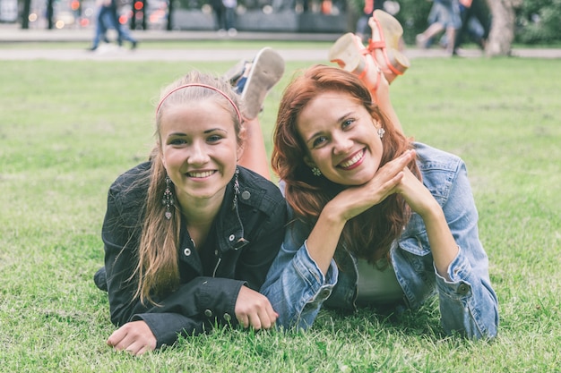 Deux filles au parc de Tallinn