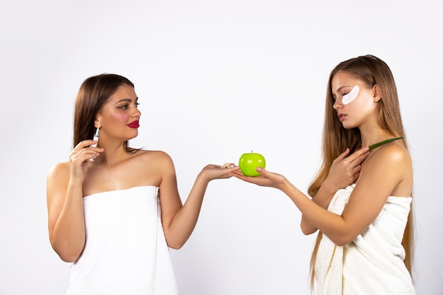 Deux filles blonde et brune de beauté différente aux cheveux longs on attache une grande importance à un mode de vie sain