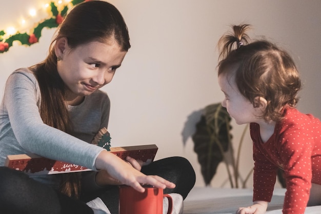 Deux filles avec un calendrier de l'avent sur le lit