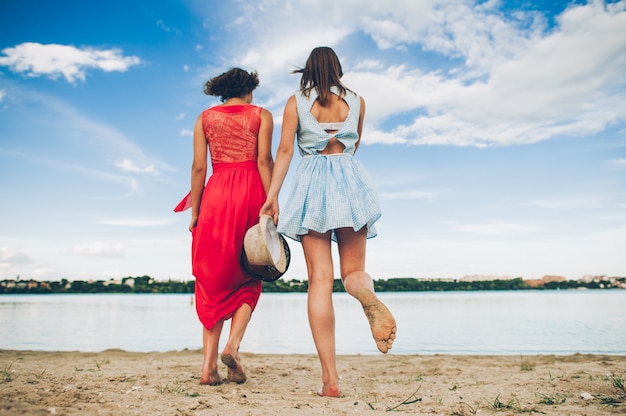 Deux filles courent dans l&#39;eau