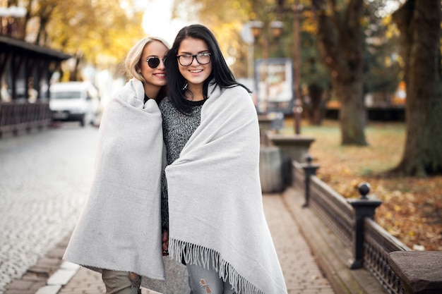 Deux filles avec une couverture