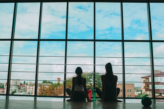 Deux filles dans la salle de gym