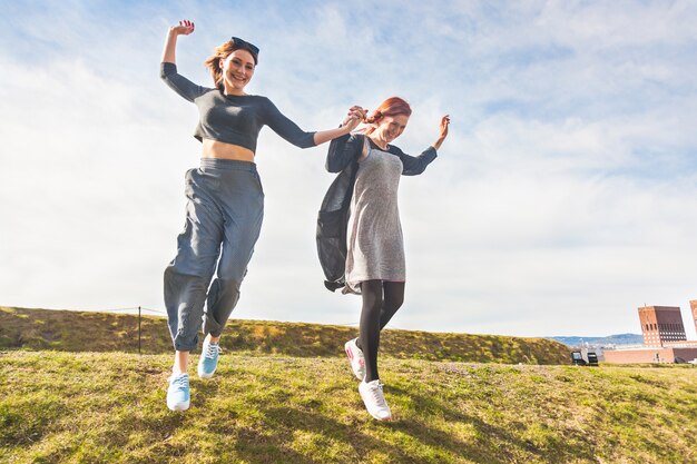 Deux filles descendant une colline à Oslo.