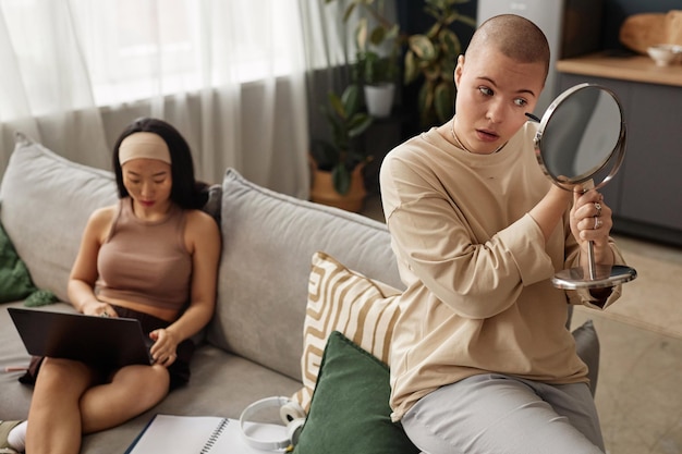 Photo deux filles différentes dans le salon