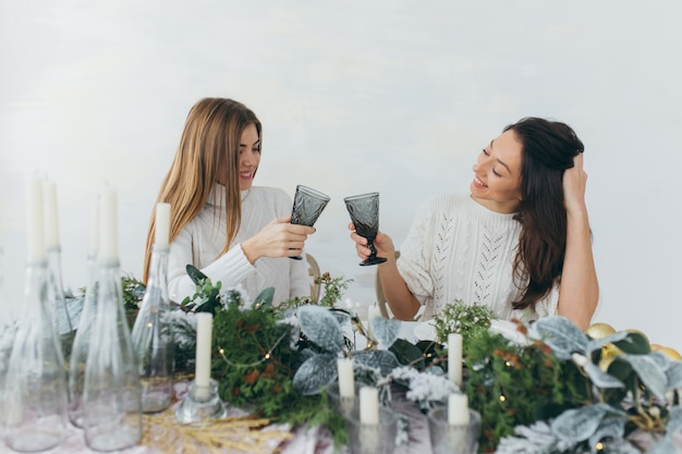 Deux filles dînent ensemble pour Noël.