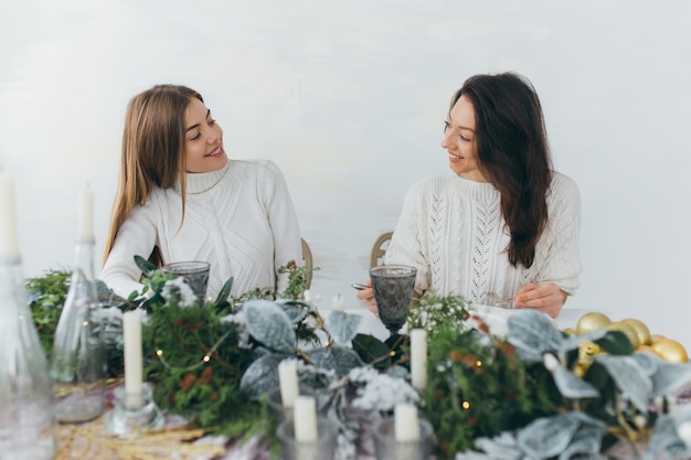 Deux filles dînent ensemble pour Noël.