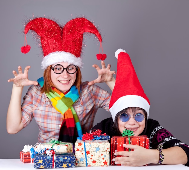 Deux filles drôles avec des cadeaux de Noël. Prise de vue en studio.