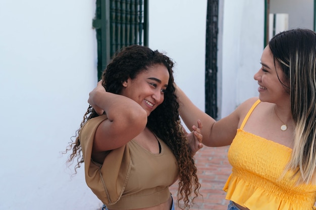 Deux filles du millénaire parlent et rient en marchant dans la rue.