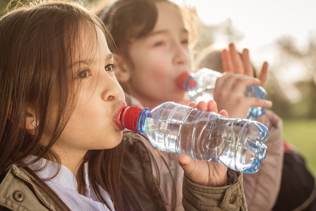 deux filles, eau potable, depuis, bouteille