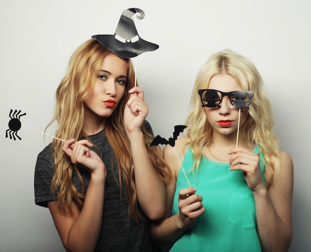 Deux filles élégantes hipster sexy prêtes pour la fête