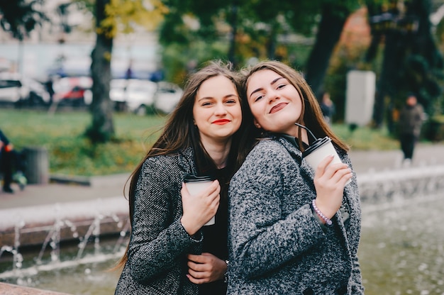 Deux filles élégantes