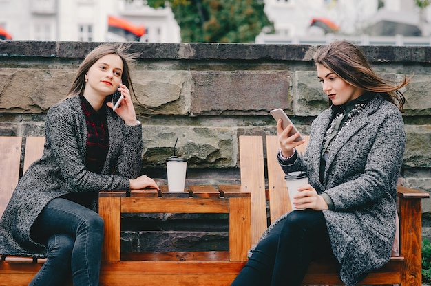 Photo deux filles élégantes