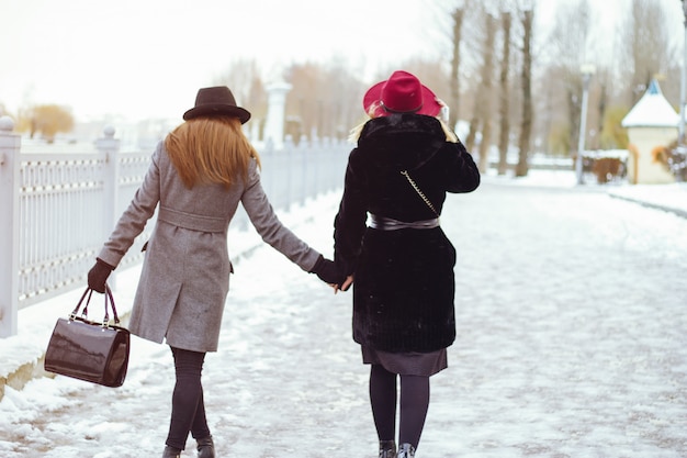 Deux filles élégantes