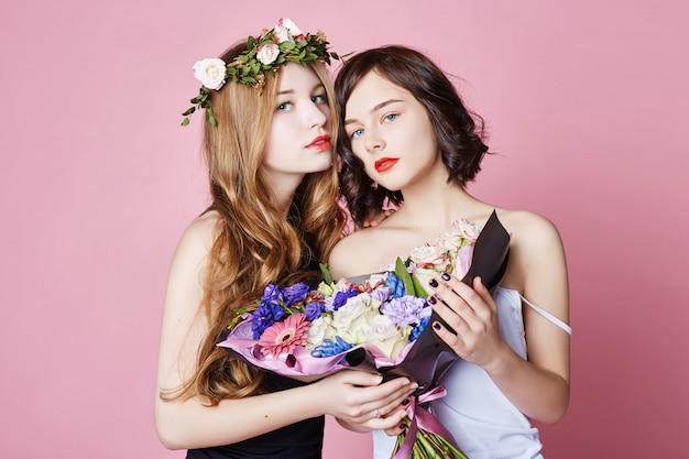 Deux filles en été regardent de beaux vêtements. Fleurs