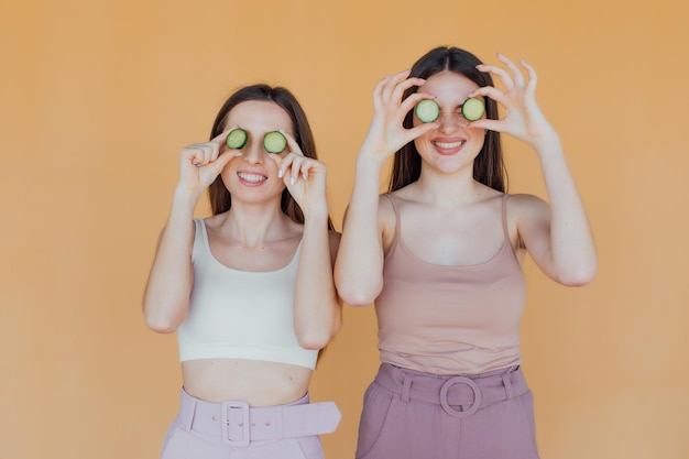 Deux filles fabriquent des masques de beauté faits maison pour le visage et les cheveux. Concombres pour la fraîcheur de la peau