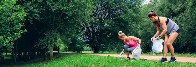 Photo deux filles faisant du plogging