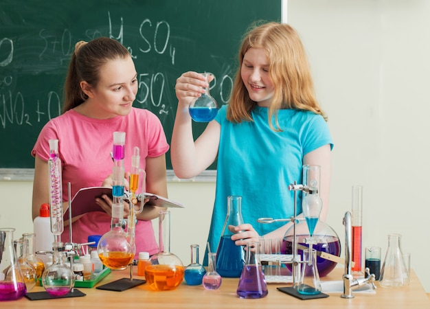 Deux filles faisant des expériences chimiques