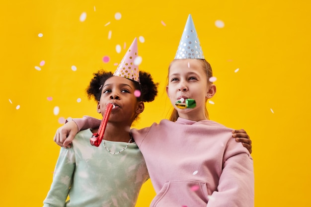 Deux filles faisant la fête Pop Jaune