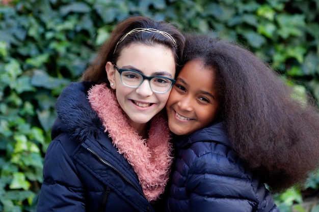 Deux filles heureuses dans le parc