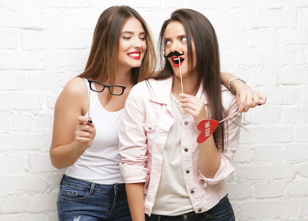 Deux filles hipster sexy et élégantes meilleures amies prêtes pour la fête