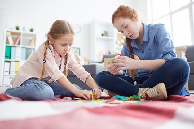 Deux filles jouant avec des jouets à la maison