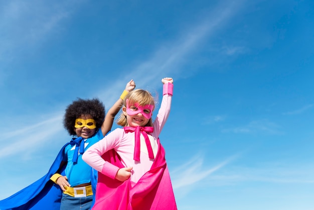 Photo deux filles jouent aux super héros