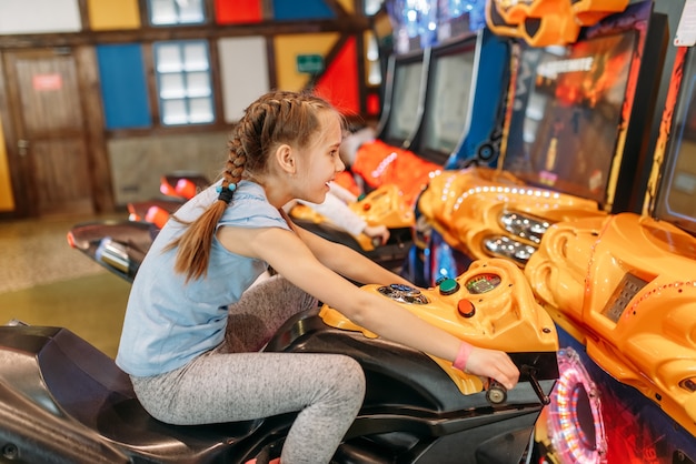 Deux filles jouent à la machine de jeu, centre de divertissement