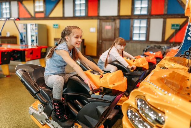 Deux filles jouent à la machine de jeu, centre de divertissement