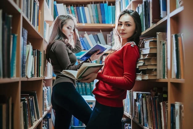 Deux filles lisant un livre