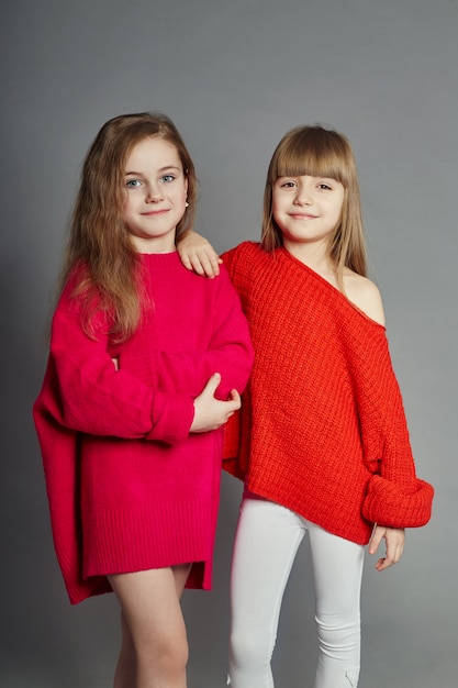 Deux filles de la mode enfant en vestes rouges