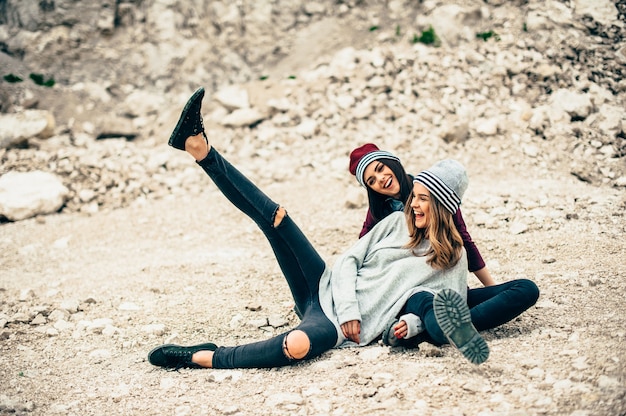 deux filles modèles posant dans la carrière