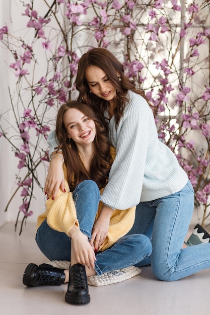 Deux filles modèles s'amusent et sourient dans un studio photo Expression d'émotions