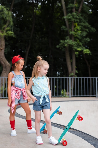 deux filles montent avec des visages heureux dans un concept de liberté de skatepark et de meilleurs amis